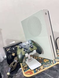 Xbox oneS.  ذكراه 512 لوك ستيكر الجهاز. نضيف   جوستك باندل ونضيف     ي...