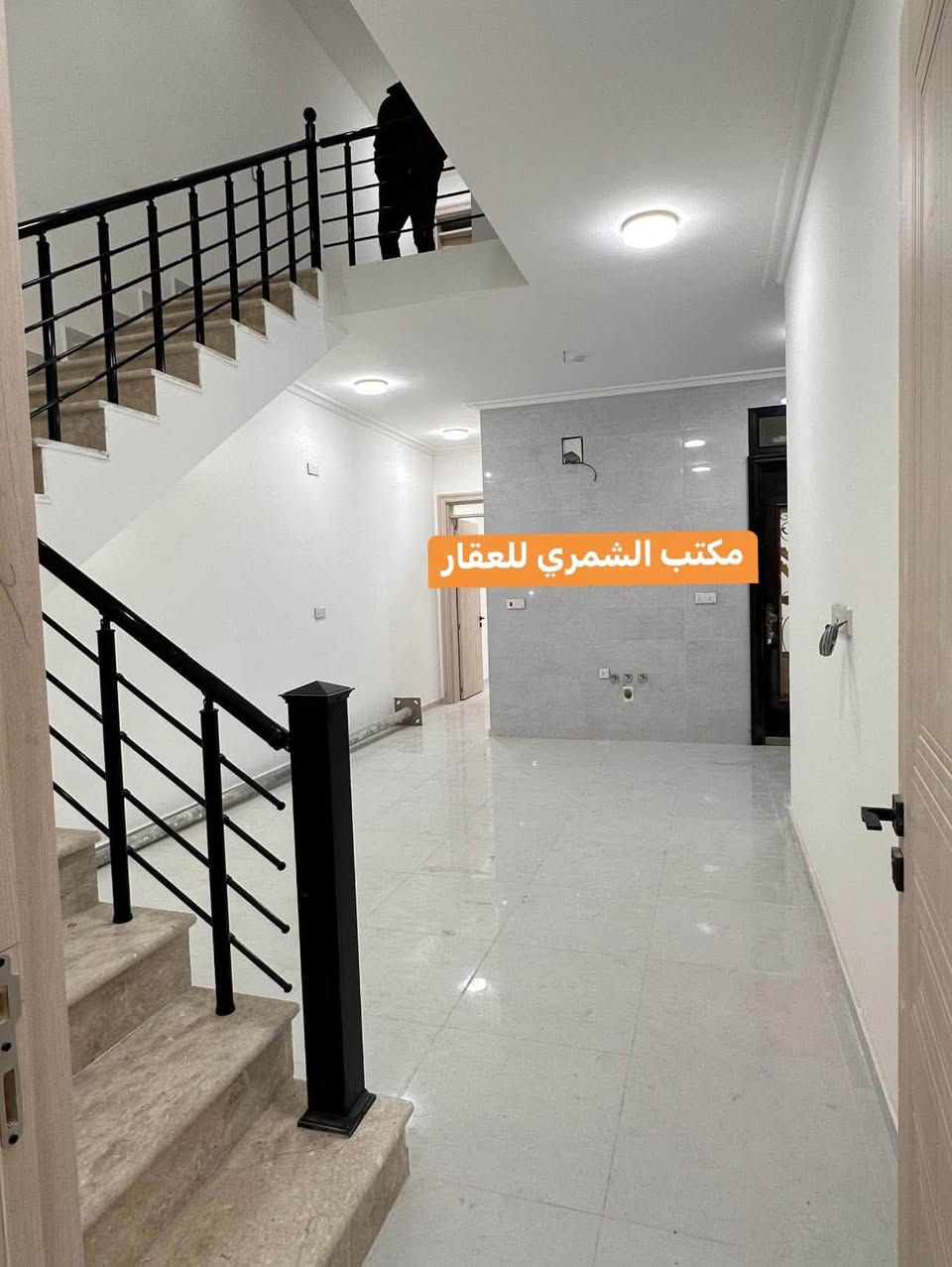 دار حديث للبيع  بناء 2025 فول درجة اولى 

🌍الموقع /زيونة 716 مربع مميز جداً 

✅ المساحة——90 م

✅الواجهة——— 4 م تنزل ١٠م تصبح ٥ متر

✅لنزال——— 30 م

———  ———  ———

يحتوي على⬇️
🔹صالة كبيرة
🔹مطبخ حار+بارد
🔹صحيات 
🔹 3 غرف نوم 

#أعرض_عقارك_في_مكتب_مجاز_رسمياً 

للأستفسار ⬇️

#مكتب_الشمري_للخدمات_العقارية

📱***********  ابو حسين الشمري
📱***********  حسين الشمري

🏡 عنوان المكتب(زيونة 716-مدخل الجدار سنتر القديم-مقابل مدرسة الزوراء)

#للاعلان_عن_عقاراتكم_من_بيع_شراء_ايجار

فقط ارسل التفاصيل والصور خاص او واتساب ع الارقام اعلاه

   
              #بيع_شراء_ايجار_مشاريع_استثمارات📍

#استثماربناء_تعقيب_ترميم_تثمين_دورسكنيه_عمارات_محال_تجاريه_استثمار_اراضي_بغداد_زيونه_الغدير

نص مكتوب في الصور:
- مكتب الشمري للعقار