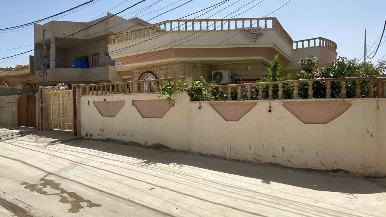 في بعويزه يبعد عن الشارع العام 30متر فرع صبه  دار للبيع مساحه 300متر ركن طابق واحد كارت بلديه يتكون من غرفتين نوم وهول واستقبال ومطبخ وصحيات مع مناور وحديقه السعر المطلوب120وبي مجال ابيت نظيف ومرتب للتفاصيل اكثر  التواصل على الخاص او على رقم الهاتف ***********  ارفع المنشور بكلمه طيبه
