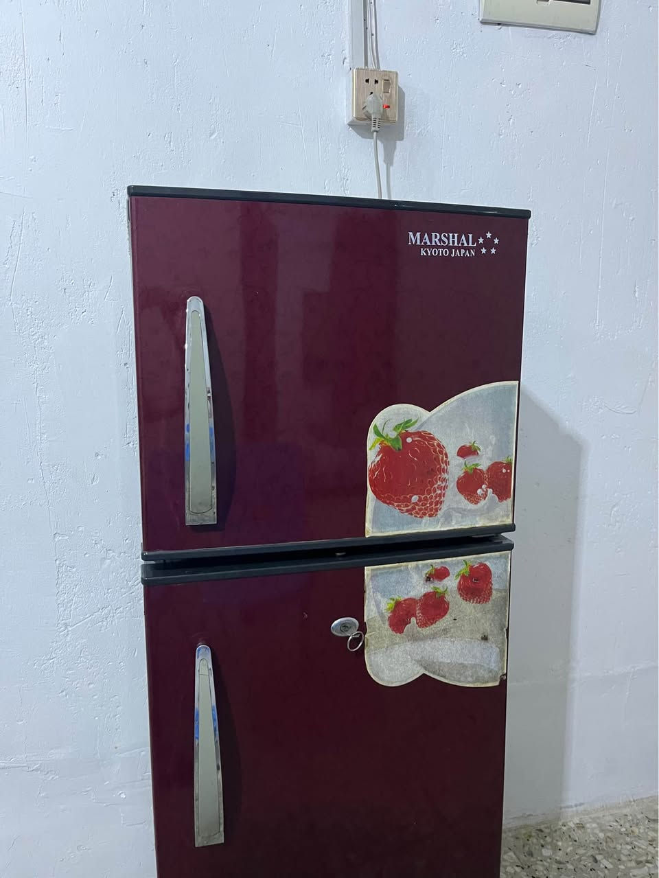 ثلاجه نضيفه شغاله وعلى الفحص طولها 130 وسعرها 125 وبيه مجال المكان نهايه الشعله منطقه الدهله *********** بغداد, العراق
