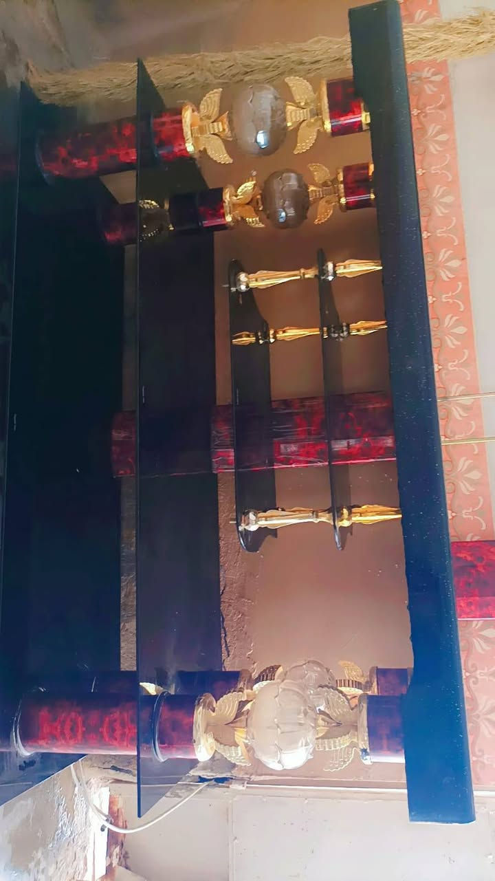 سلام عليكم من رخصت الادمن ميز بلازمه نضيف كلش لون الاسود منقش بذهبي للبيع السعر 50قفله45 التواصل خاص او الاتصال على الرقم ***********
