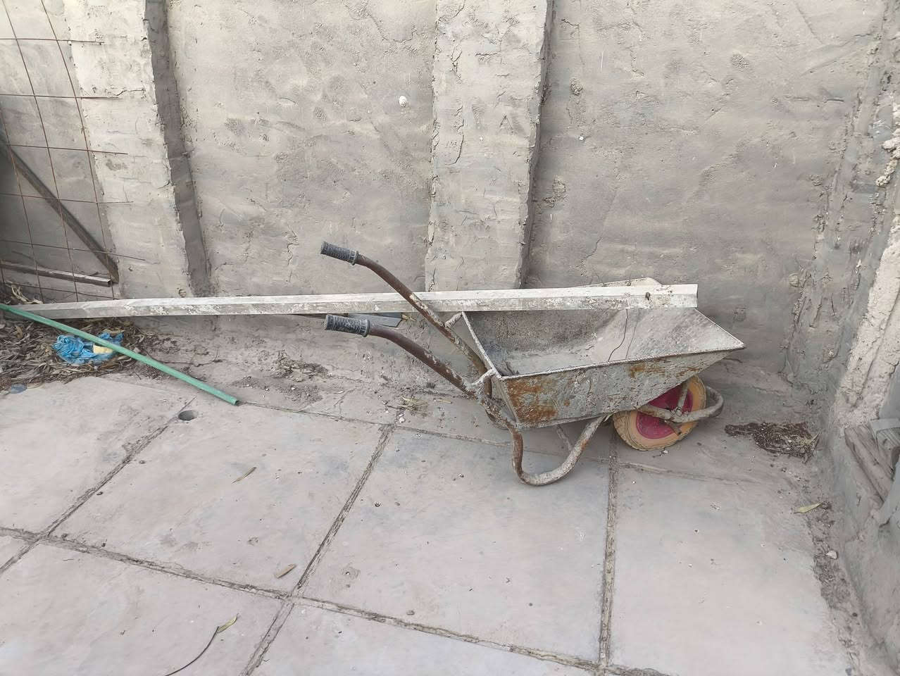 السلام عليكم باب مع شباج مع براميل عدد3مع سلكه عدد2مع عربانه للبيع
