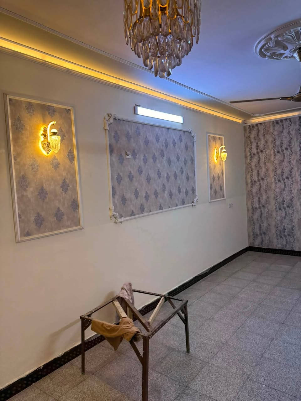 للبيع منزل
* المساحة: 150 متر مربع
* يتكون من طابقين ونصف
* 6 غرف نوم
* 3 حمامات

العنوان: حي الصحفيين، خلف قلعة لبنان، قرب مركز شرطة الجديد.

للتواصل: ***********
