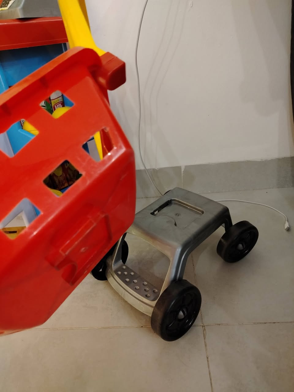 سوبر ماركت للبيع مابي ضرر فقط العربانة يحتاج تتركب مثابتة ب١٠
وlol عدد ٢ اصلي فقط تحتاج باتريات تفتر وتطلع اضوية الوحدة على ٥ 
عنوان السيدية للتواصل ***********
