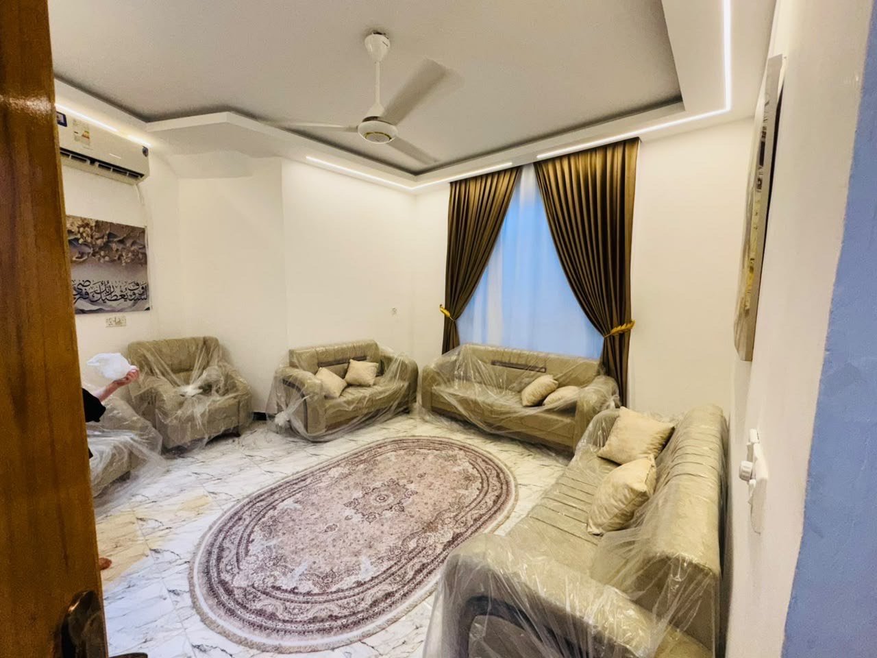 بيت في حي دجله السكني شارع مطعم ساعه البيت معزول طابقين كل طابق غرفه جلوس غرفتين نوم وحمام ومطبخ إيجاره كل شهر مليون