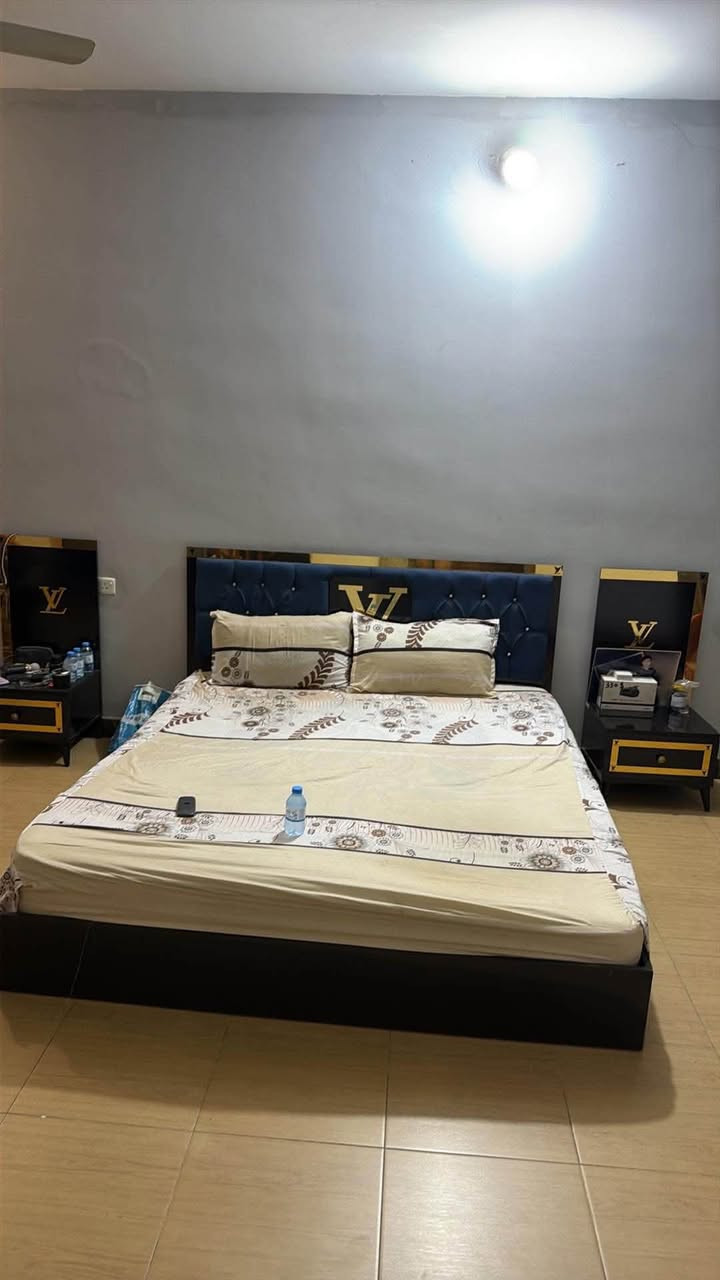 السلام عليكم غرفه تركيا مستعمله للبيع نظيفه بس يرادله ترتيب شويه مكاني بغداد حي الخضراء ***********
