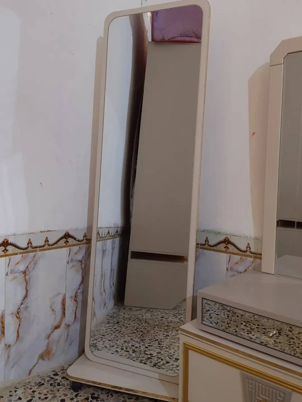 السلام عليكم غرفه تركيه 12 قطعه نظيفه للبيع سعر 650 وبيها مجال قليل عنوان بغداد الحسينيه الراشديه ***********
