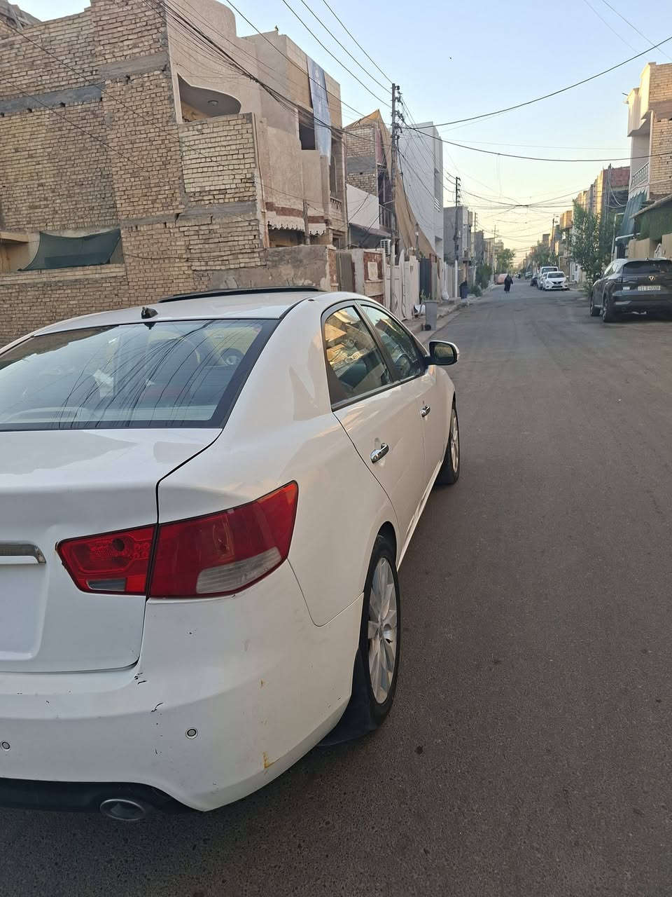 السلام عليكم
سياره 
سيراتو وارد خليجي موديل 2013
رقم بغداد
 بيه فتحه بلسقف وسياره مكفوله كير ومكينه
ومكفوله من الحادث والغرق  
المكنيه 1600
حداديه جديده 
عنواني بغداد 
رقم التواصل: ***********
