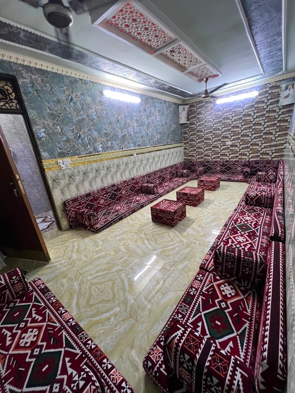 السلام عليكم 
عندي ديوان للبيع  الطول 6ونص العرض 3وربع 
السعر 300وبي مجال 
الاستفسار *********** 
لو علئ حساب الانستاء
@_84e8
عيني الديوان هذا وين موقعه بالضبط؟ يعني بأي منطقة/محافظة حتى المشتري يعرف إذا يگدر يجي يشوفه أو يستلمه.: 
بغداد. مدينه الصدر 
الديوان جديد لو مستخدم؟ وإذا مستخدم، بيه أي عيوب أو تمزق أو بهتان بالألوان؟: 
مستخدم 
التسليم شلون يكون: أكو توصيل لو الاستلام من نفس المكان؟ وبيك مجال على السعر لو لا؟: 
الاستلام من نفس المكان 