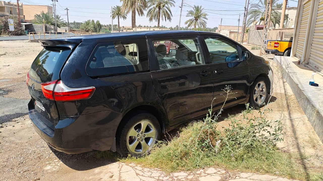 للبيع تويوتا سينا 2017 تكسي اربيل محرك وكير جديد صدر جديد تبريد اي نقص مبيهه السياره متجيه ومعمره السعر 120 وبيهه مجال بسيط هزه وتحويل وهيئة مصار عشره ايام للاتصال ***********
