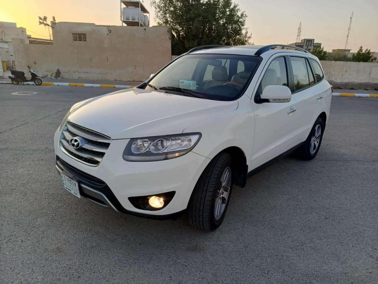 للبيع سنتافي ٢٠١٢ خليجي فول ١/١
السياره نظيفه وماشيه ١٢٠ 
بيها صبغ موضح ب سونار بسبب شخوط وليس ضربه . 
السياره رقم بغداد الجديد وهزه جديده . 
*********** 
مكان السياره بغداد خلف جسر الطابقين او مول العراق . 
السعر ١٦٨ وبيها مجال بسيط .
