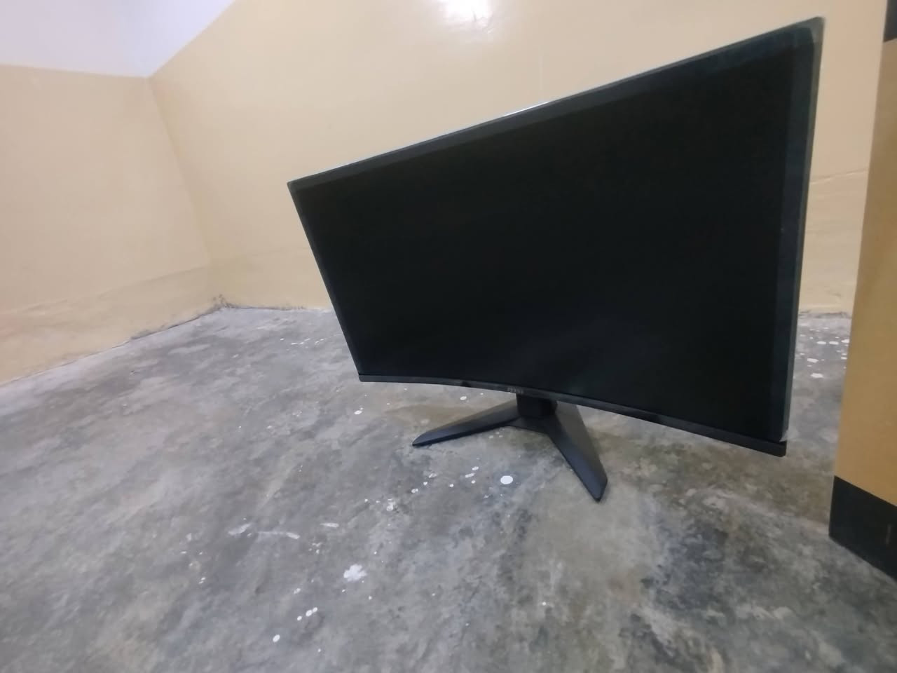 شاشةmsi حجم 32 مقوس 2k 185هرتز  0.5ms شاشة جديدة استخدام 5ساعات بس سعرها 300 مكاني كركوك معندي توصيل 
***********
