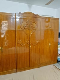 غرفة اخشاب • مرتبة • نظيفة