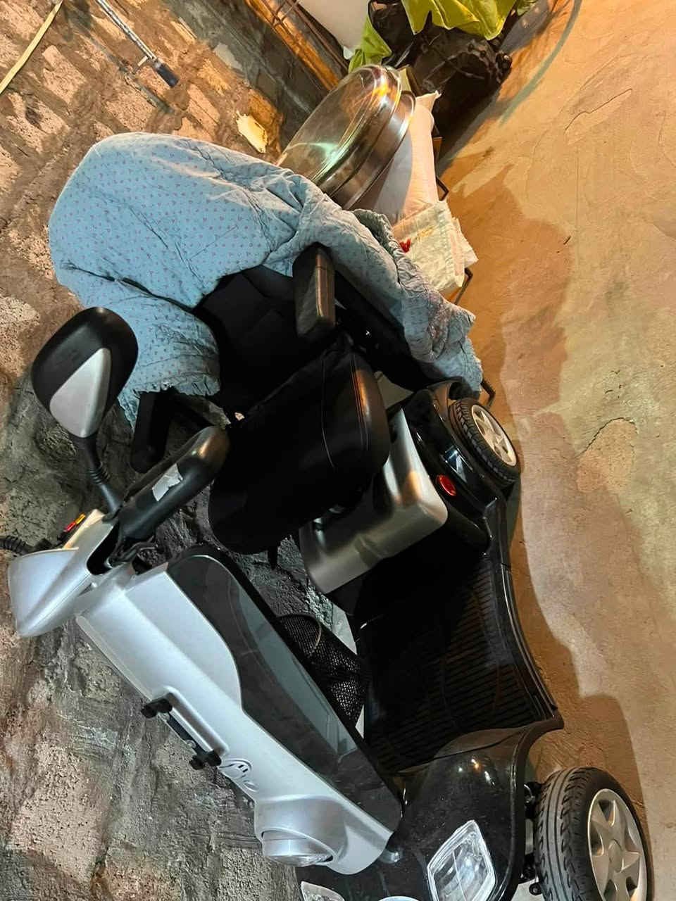 سڵاوتان لێبێت
ئەم پاسکیلە شەحنە بۆ فرۆشتن
بەکارنەهاتوە
هەفتەیەکە لە ئەوروپاوە نێردراوەتەوە
ئیشکردنی زۆر باشە
شوێن حاجیاوا
نرخ 12 وەرەقە
***********
