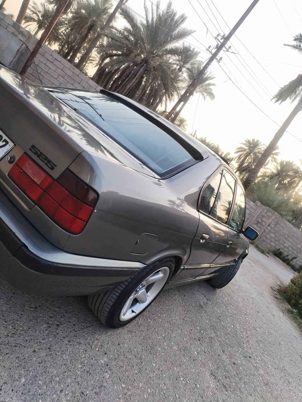 Bmw 525 موديل 91
 اصل مسكر عدل وارد يابان 
صفاح السياره موس 
سلايد شغال  4 جام شغال
تبريد ثلج
محرك وكير كفاله
برده خلفيه داخل جلد أسود m
دركه m سنتر لك شغال 
سياره بلاد بدون حادث بدون حادث نهائيا
بدون خياس بدون صبغ دواخل صبغ عام جماليه
كهربائيات وضفاير كلها عالبلاد بدون جطل واحد
ويل شنايزر أصلي 17 تخم تاير نضيف جدا
ستعمال شخصي
رقم بغداد دولي باسمي هزه وسنويه لل31
السعر 65 وبي مجال
***********  خط وبي واتس
