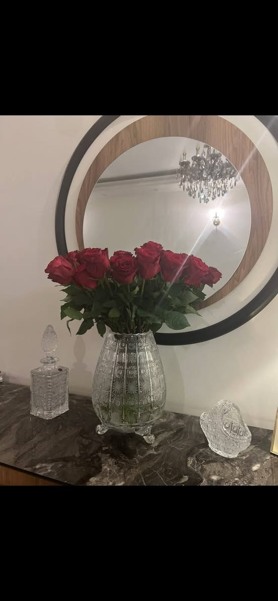 السلام عليكم 
ميز طعام وكونسل 
الميز الطعام ماخذي ب٥٠٠ وحده
مع ست كراسي ماخذين الواحد ٩٠ دولار
وكونسل قياس مترتينسطح مرمر وفوك مرايا بيهة لد اناره 
ماخذيهن ٦٥٠ دولار

رايديهم كلهم ٨٠٠ الف 
مكان المنصور البيجيه 
*********** واتساب او اتصال
