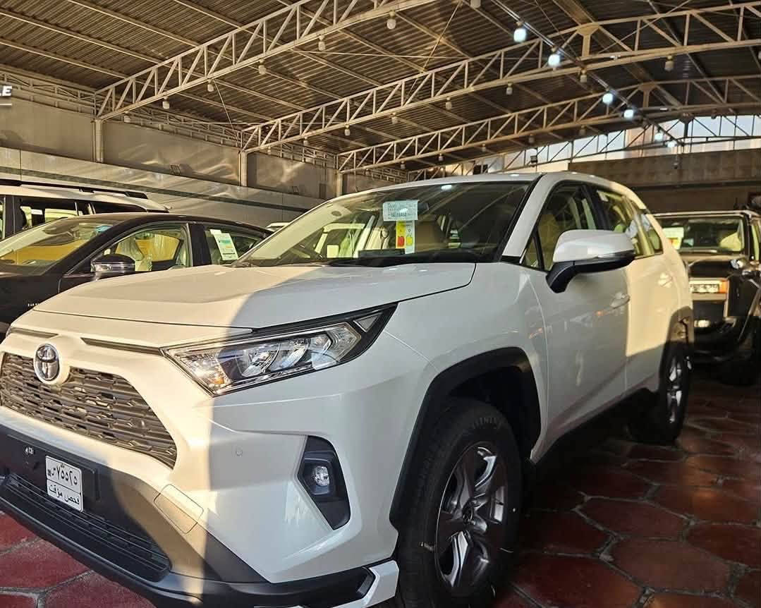 تويوتا راف فور 2025 – خليجي وكالة ساس
Toyota RAV4 2025

🌍 المدينة –  بغداد –الكراده 

•   🛣️  المسافة المقطوعة    - زيرووووو مرقم بغداد ومثبت لوخات 

💰 السعر:47،00000 مليون عراقي 

✅ المواصفات :

🚗 النوع: تويوتا راف فور
📅 الموديل: 2025
🎨 اللون: أبيض
📍 الكيلومترات: زيرو

⭐ الحالة: ممتازة – بدون حوادث
🌍 المصدر: خليجي
⛽ الوقود: بنزين
⚙️ المحرك: 2.4 لتر
🔩 4 سلندر
🔧 الجير: أوتوماتيك
🛞 الدفع: أمامي 2WD

• شاشة لمس
• بلوتوث
• Apple CarPlay
• Android Auto
• كاميرا خلفية
• حساسات أمامية
• حساسات خلفية
• تشغيل بصمة
• دخول ذكي بدون مفتاح
• مثبت سرعة
• شاشة معلومات للسائق
• مكيف أوتوماتيك
• شاحن لاسلكي
• منافذ USB متعددة
• مرايا كهربائية قابلة للطي
***********

نص مكتوب في الصور:
- BAGHDAD SALE
- 15 BAGHDAD SALE
- حمل التطبيق الان
- 15
- STORE SHOP