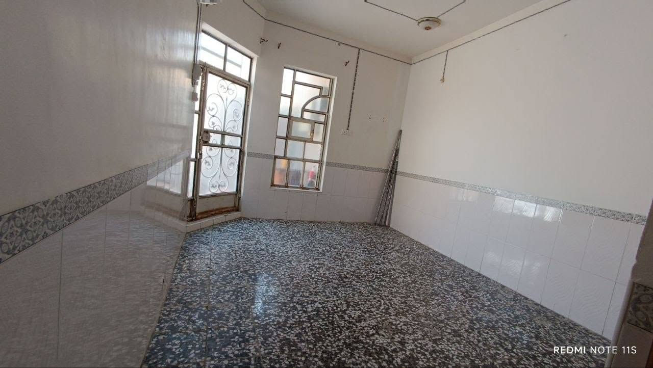 بسم الله الرحمن الرحيم
#بيت_للبيع 

العنوان📍 البراكية شارع علكم قرب مدارس آيات الرحمن 
طابو زراعي بي مكاتبة مع مالك الارض مع صورة لسند الارض
المساحة 125م واجهة 8.35 نزال 15 غرفة و استقبال ومطبخ وصالة  مفتوحة على البيتونه كبيرة تحتوي على مخزن و حمام داخلي و خارجي أيضاً و مكشوفة 
💸السعر 43 مع المجال .
التواصل مع  الرقم ***********

نص مكتوب في الصور:
- REDMI NOTE 11S