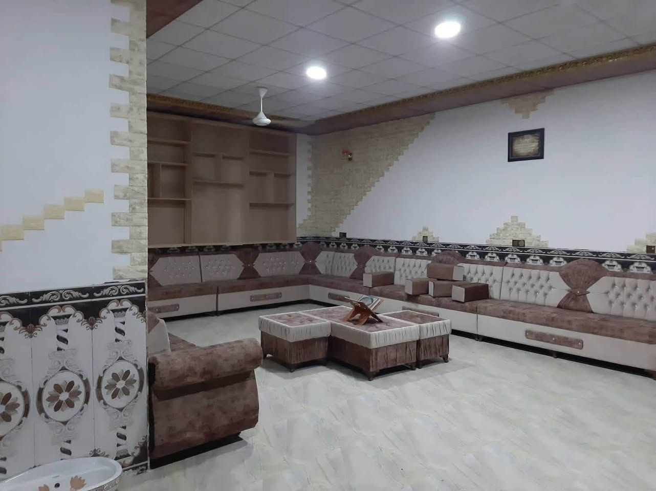 السلام عليكم ورحمة الله وبركاته
مكلف بلنشر
بيت للايجار 
العنوان ٥ كيلو قرب مركز الحرية و مدارس هبة الرحمن قريب على كل الخدمات الصحية و التعليمية و الامنية 
البيت نظيف كما موضح بالصور 
ديوانيه و مطبخ وحمامات داخل خارج و غرفتين و صاله و منور للتنور و تخم للديوان 
الغرف كل وحده سبلت بس واحد بيهن بي خلل  سعر الإيجار ٥٠٠ 

***********
