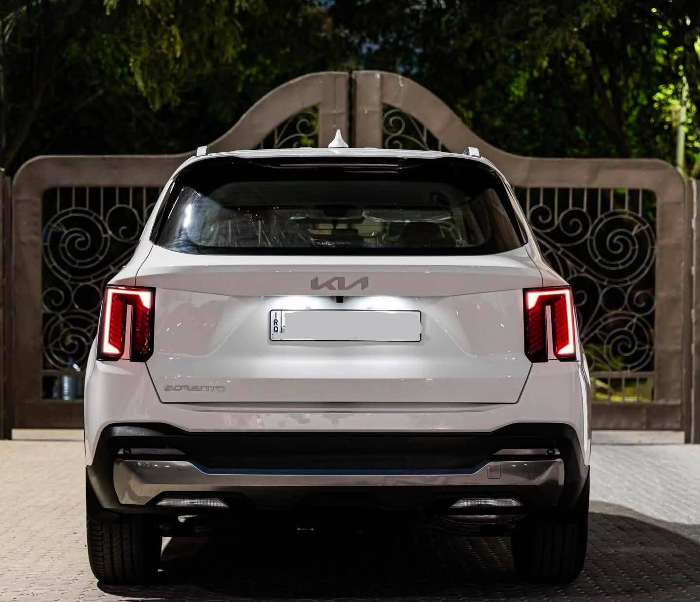 سورنتو 4 سلندر قمارة حديد  2024 KIA SORENTO بوضع الشركة بعدها جديدة جداً مكفوله من الصبغ والتكحيل والبارد رقم بغداد الدولي 
عداد المسافة (10000) امانة الله ورسوله على ايد وحده من الزيرو 
السعر : 26500$ يعني ( دفترين و 65 ورقة ) 
العنوان : بغداد السيدية 
للاتصال على رقم صاحب السيارة : *********** 
الموديل : 2024 . (خليجي) . 
المحرك : 4 سلندر 2500cc 
العــــداد : 10،000 .
الضمان : 5 سنوات او  100.000 كيلو متر . 
الصيانة : سنة او 20.000 كيلو متر مجانا .

المواصفات :
* 7 راكب .
*  هاند بريك كهربائي.
* صندوق كهربائي .
*شاشة العدادات LCD.
* برادي أبواب خلفية.
* مقصورة الركاب من المخمل.
* اطار قياس 235/55R19 انج .
* دخول وتشغيل بصمة.
* أنظمة قيادة متعددة.
*  شحن وايرلس .
*  كاميرا خلفية . 
* مرايا كهرباء.
* المصابيح الأمامية زنون .
* كشافات الضباب زنون . 
* تشغيل عن بعد .
* مقعدين الامامية كهرباء.
* نظام APPLE CARPLAY
*نظام GPS.
* انارة داخلية 7 الوان.
* حساسات خلفية وامامية 
* مكيف خلفي مع وحدة تحكم منفصلة .
