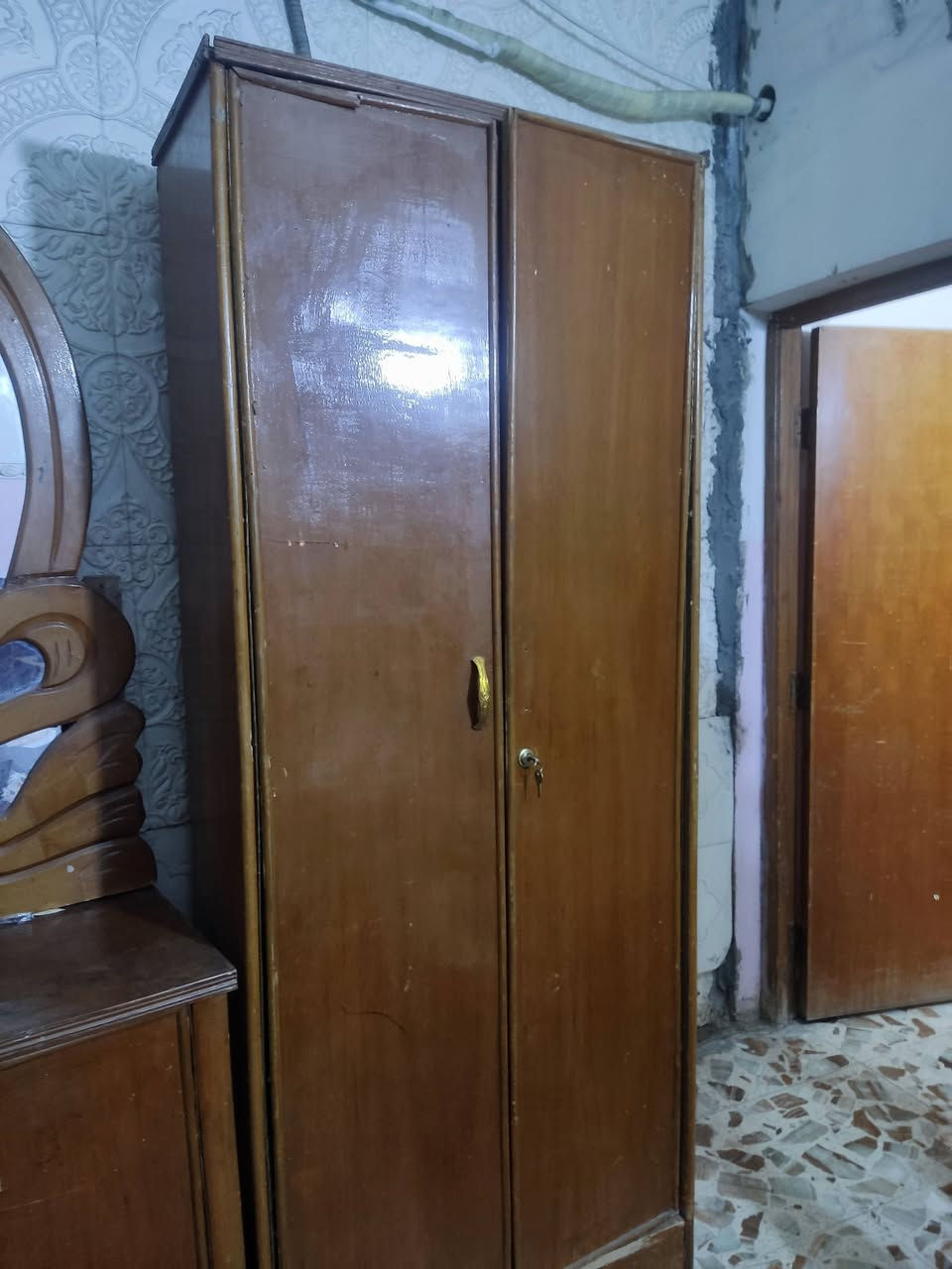 غرفة خشب • مستعملة • قرب جسر الثورة