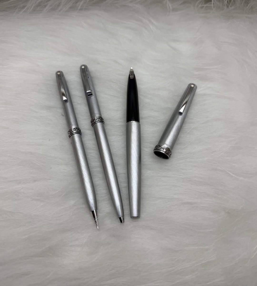 (620)SHEAFFER
سيت شيفر ثلاثي
حبر و جاف و رصاص
امريكي المنشأ اصلي 
ستانلس ستيل 
ريشة (سلاية) ستيل
انتاج سنة السبعينات 
حجم الخط F
جديد غير مستخدم 
مع العلبة الاصلية 
للاستفسار المراسله على الواتساب او الاتصال بالرقم  *********** 
يوجد خدمة توصيل داخل بغداد و محافظات⁩
