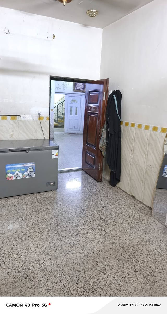 السلام عليكم ورحمة الله
دار للبيع طابقين المساحة 150 متر طابو زراعي سند 25 يحتوي على 4 غرف نوم كيلدور واستقبال ومطبخ وصحيات بناء سنة 2016  مكانه حله منطقة الشاوي قريب جداً على حي الزهراء خدمات كامله ماء مجاري كهرباء شارع تبليط 
سعره 145 وبي مجال للاستفسار خاص او اتصال
***********
