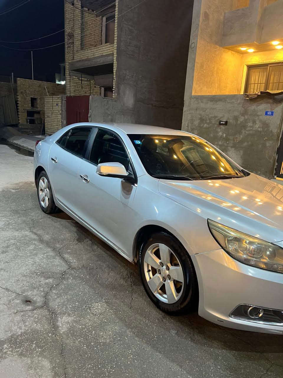 للبيع او المراوس ماليبو ٢٠١٣ خليجي كفاله عامه من الصبغ عدا الجاملغ الأمامي بارد فقط مكينه جديد وباتري جديد وتخم تاير 
المواصفات 
١. كشنات جلد ومخمل 
٢. سايد بريك دكمه 
٣. كامره بلاديه بلمرايه 
٤. جنطه بصمه  
السياره مخدومه ومصروف عليها مابيها كل نقص مكانها الغزاليه السعر ٨٦ وبيها مجال للاتصال ***********
