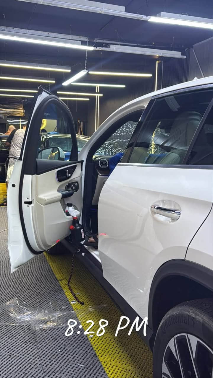 سلام عليكم 
مراسدس GLC 350e 
موديل 2025 هايبرد فول موصفات معروفه موصفات مراسدس GLC  الممشى سياره 18كم فقط حادث سياره اكلين حسب وتم تبديل جاملغ بقطه اصليه وبنفس لون شركه محرك سياره 2لتر تيربو بنزين + محرك كهرباء هابيرد قابل للحشن قوه اجماليه 313 وموصفات اخره تجي تشوفه بعينك 
رقم سياره اربيل تحويل ثاني يوم 
مكان سياره بغداد 
هذه رقمي موجود وتساب 
***********
