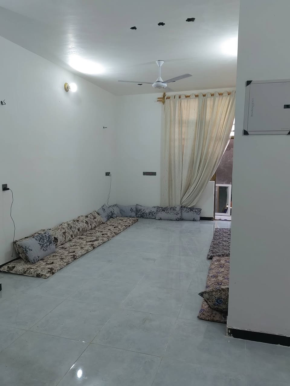السلام عليكم بيت مساحه ١٠٠ متر للبيع 6.75*14.70 بناء جديد قبل ٦ اشهر كمل خدمات كامله مي ومجاري وكهرباء موقع البيت مثلث الحر البوري الاسود قرب حسينية شهداء الحشد الشعبي وتنزل قرب اسواق علاوي الطائي البيت صب كونكريت رباط ٤٠*٥٠ ماي ومجاري وتأسيس درجه اولى ارضيه بورسلين ٦٠*٦٠ مطبخ سيراميك حمام الواح كامل وبي تفاصيل هواي الي يحب يستفسر مو مشكله سعر البيت ب ٥٢ وبي مجال وهذا رقمي ***********
