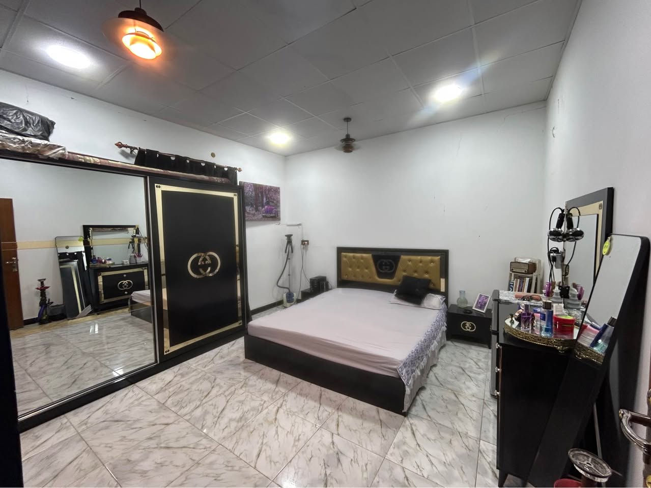 بيت للبيع بالبهادريه قرب حسينيه بني ساله مساحه 100 متر مربع ركن ماء ومجاري وكهرباء كلهاا يمك 
يحتوي على غرفيتن نوم وصاله واستقبال ومطبخ وصحيات بناء 2018 بيت نضيف وموجه ومنقه كلش حلوه وهادئه سعر 60 وقابل للتفاوض 
ملاحضه الارض وقف سني 
*********** البصرة, العراق
