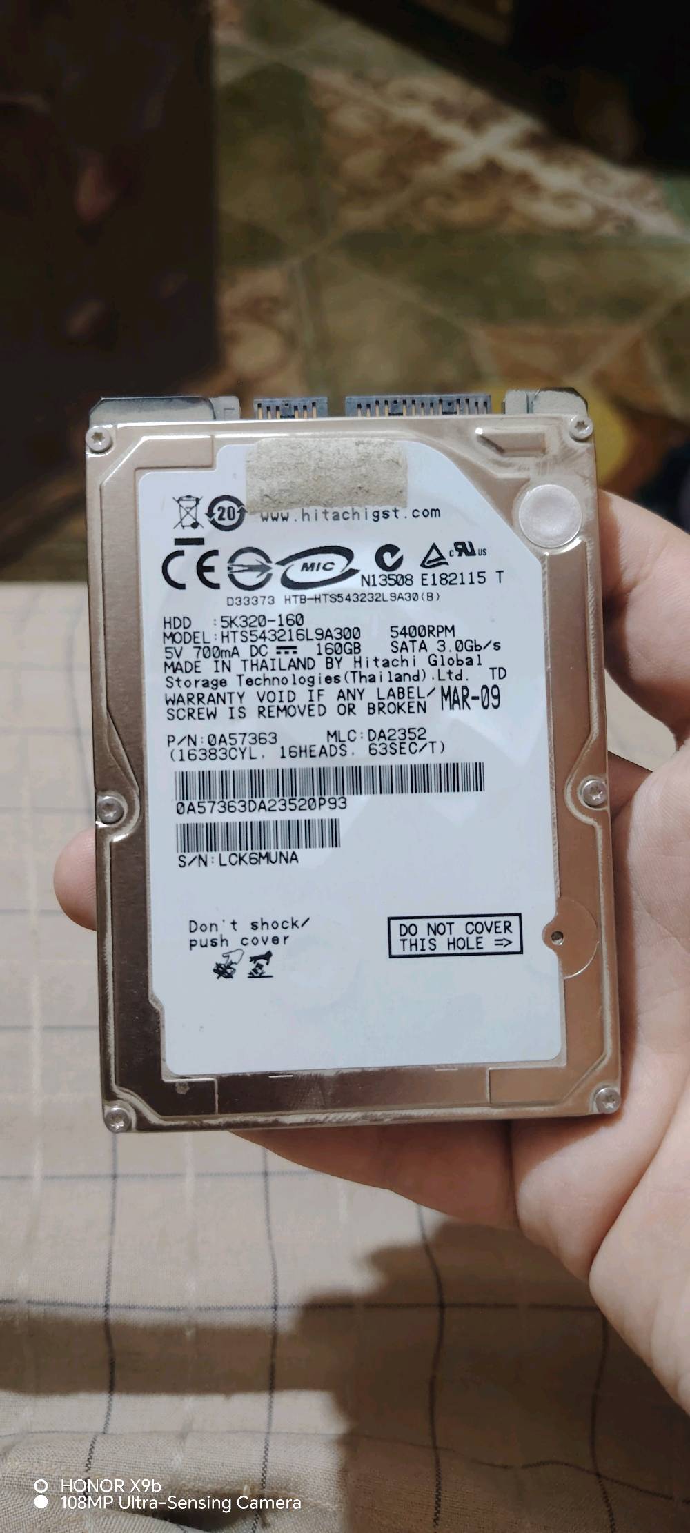 للبيع تجميعة كاملة مع الملحقات
المواصفات:
• Core i3 2100
• رام 8GB (قابل للزيادة)
• هارد ثنين الاول 500GB والثاني 160GB
• شاشة 19 إنج
• كيبورد + ماوس
• سبيكر ضوئي
• واي فاي
✔️ جهاز نظيف وشغال بدون مشاكل
✔️ قابل للتطوير للألعاب القوية (رام + كرت شاشة + معالج ضمن نفس الجيل)
✔️ مناسب للدراسة، التصفح، الألعاب الخفيفة والمتوسطة 
💰 السعر: 135,000 دينار
📍 الموقع: الناصرية قضاء الشطرة
📩 للتواصل خاص
عيني شنو الموديل الكامل للكمبيوتر/الكيس بالضبط؟ الظاهر Dell OptiPlex 390، وإذا تعرف رقم المعالج أو السوكيت هم اذكره حتى يبين للزباين أوضح.: 
نوع الكيس: Dell Optiplex 390 المعالج Core i3 2100 
هارد الـ 500GB شنو نوعه بالضبط: HDD لو SSD؟ وإذا ممكن تذكر إذا النظام ويندوز شغال وجاهز لو بس هاردات فارغة.: 
الهارد عدد ثنين HDD الأول 500GB والثاني 160GB 
الشاشة الـ 19 إنج شنو موديلها أو نوعها؟ وهل بيها HDMI لو VGA بس؟: 
شاشة حجم 19 إنج نوعها hp LV1911 تعرض من خلال منفذ VGA والكيس يحتوي ايضاََ على منفذ HDMI 
بالنسبة للتسليم، انت تسلّم بالشطرة لو داخل الناصرية هم؟ وهل عندك توصيل أو استلام يد بيد فقط؟: 
لا يوجد توصيب
إذا أكو ملاحظات بسيطة على أي قطعة من التجميعة أو على العمر/الاستخدام، اذكرها بصراحة حتى يكون البيع أوضح للمشتري.: 
الكيس بدون اي مشاكل