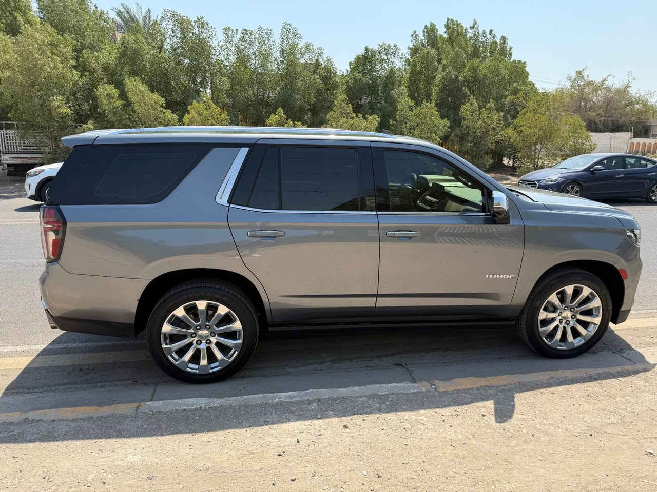 للبيع: شيفروليه تاهو بريمير (Chevrolet Tahoe Premier) موديل 2021
المواصفات العامة:
 المواصفات: خليجي
 العداد: 76,000 كم فقط
 الحادث: بدون حادث (مرفق صورة السونار مع المنشور لتوضيح أماكن الطخات والتصليحات البسيطة بكل شفافية)
أبرز المواصفات والتجهيزات 
 الأداء والراحة: نظام بدء التشغيل عن بعد، تشغيل بصمة، صندوق تبريد (ثلاجة).
 السقف والمقاعد: سقف بانورامي، مقاعد الصف الثالث، تدفئة وتبريد المقاعد الأمامية، ذاكرة مقعد السائق، تدفئة مقود القيادة، تبريد خلفي مستقل.
 التكنولوجيا والشاشات: عرض المعلومات على الزجاج الأمامي (Head-Up Display)، شاشة عرض، أبل كاربلاي وأندرويد أوتو، شاحن لاسلكي، نظام صوتي فاخر (Bose).
 الرؤية والسلامة: كاميرات 360 درجة، كاميرا خلفية، رادار، مراقبة النقطة العمياء، تحذير مغادرة المسار، تحذير من الاصطدام الأمامي، مثبت سرعة راداري تكيفي.
 أنظمة القيادة: وضعيات قيادة متعددة، التحكم على المنحدرات، نظام فرملة الطوارئ، مانع الانزلاق، التحكم الإلكتروني في الثبات، 8 وسائد هوائية (إيرباج)، مقعد تنبيه السلامة.
 الأنظمة الذكية والكهربائية: صندوق كهربائي (فتح بفتحة قدم بدون استخدام اليدين)، مصابيح أمامية LED مع الضوء العالي التلقائي، كشافات ضباب، مرايا جانبية كهربائية.
مكان المعاينة والتواصل:
 المكان: بغداد
 رقم الهاتف: ***********
السعر ٤٦ الف دولار بغداد, العراق

