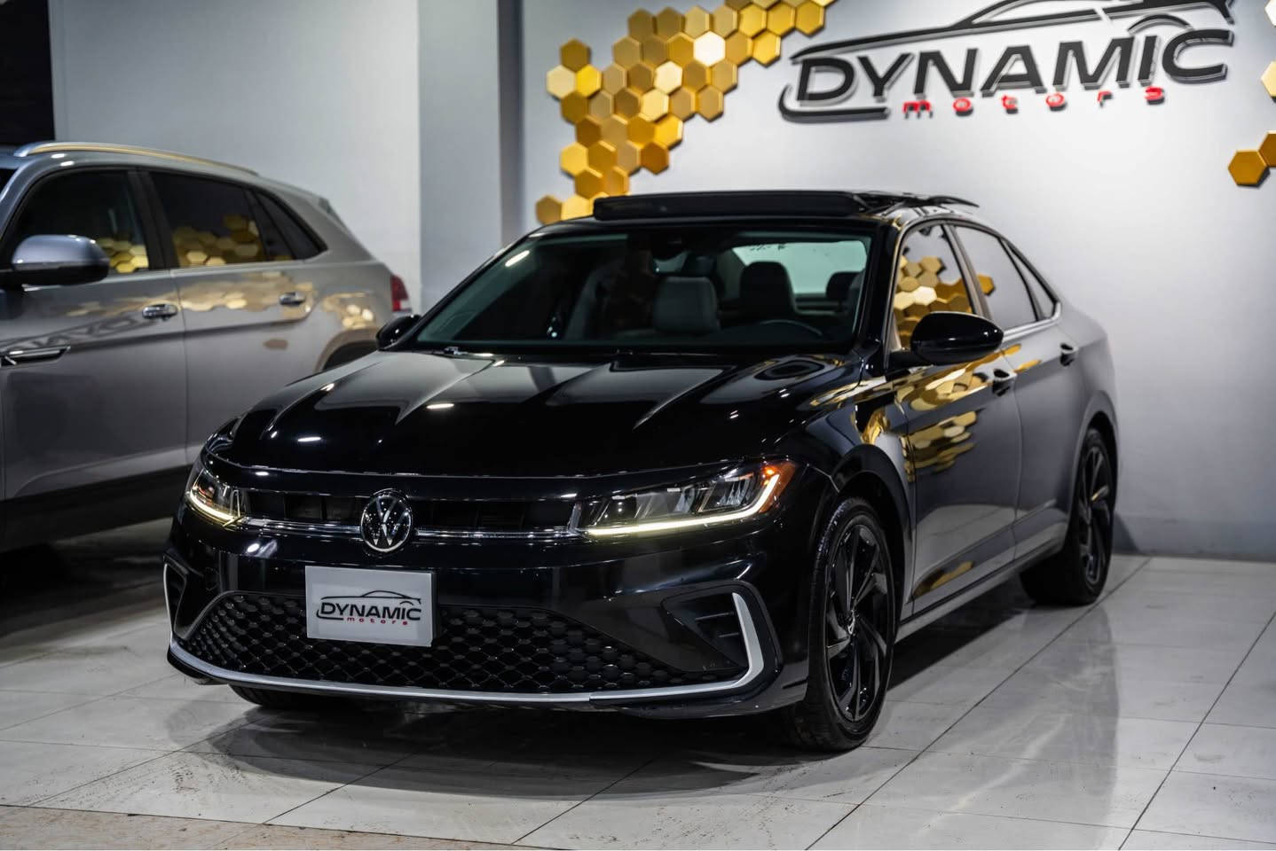 2025 VOLKSWAGEN JETTA SE بانوراما🔥🔥🔥
سعر : 🔥🔥
موديل :2025
مواصفات : SE
محرك : 4 سلندر
وارد : امريكي
عداد : 20,000ميل
صبغ : ٢  قطعة بجم كبس
ارباك : كل شركة سليم ✅✅
رقم : ( موقط) ( كاتي)
ناونيشان هةولير جادةي حديد و خشب پيشنگاي دايناميك موتورز
بو زانياري زياتر پةيوةندي بكةن بة وتس اب
*********** أربيل, العراق
