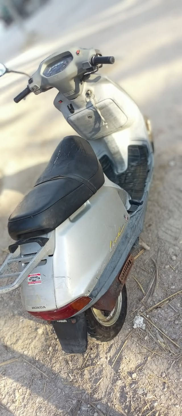 دراجه للبيع هوندا بطه ياباني اصلي 
الدراجه نظيفه حلوه كهربائيات كلها شغاله المكينه مجفته تجفيت جديد شغاله فقط نقصها مصاص طافيه والهندر خارط فقط 
ما بيها حادث وكاله الدراجه
 للتواصل واتساب و اتصال ***********
