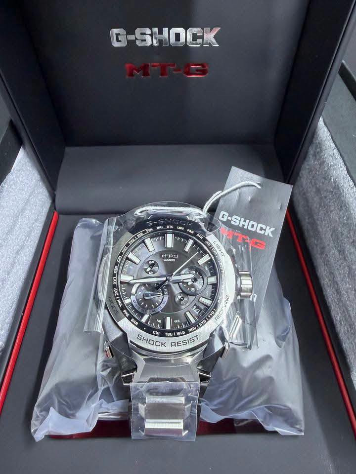 حصرياً لدى السيد للساعات 
السعر 1,500,000
Casio G-Shock MT-G Series 
وهي واحدة من السلسلة الفاخرة اليابانية MT-G التي تجمع بين المتانة الفائقة والتصميم الهيكلي الأنيق باستخدام مزيج من المعدن وألياف الكربون. تم تطوير هندسة هذه السلسلة الفريدة بالتعاون مع تقنيات الذكاء الاصطناعي لتحسين توزيع الوزن وزيادة مقاومة الصدمات.
 كافة التفاصيل، المواصفات، والمميزات الأساسية لهذه الساعة:
. التقنيات الذكية والاتصال (الأعلى تعقيداً)
• اتصال ذكي (Bluetooth® Mobile Link): تتصل الساعة لاسلكياً بالهاتف الذكي عبر تطبيق CASIO WATCHES. يتيح ذلك ضبط الوقت تلقائياً بدقة متناهية، وإعداد الساعة بسهولة، وميزة "الباحث عن الهاتف" (Phone Finder).
• التحكم اللاسلكي بالموجات (Multi-Band 6): تستقبل الساعة إشارات راديو لمعايرة الوقت تلقائياً من 6 محطات بث حول العالم لضمان دقة متناهية حتى بدون هاتف.
• نظام الطاقة الشمسية (Tough Solar): نظام شحن متطور يعمل بالطاقة الشمسية أو أي مصدر ضوء آخر، مما يلغي الحاجة لتغيير البطارية دورياً.
2. البنية والمواد التصنيعية (هندسية متقدمة)
• هيكل حماية النواة المزدوجة (Dual Core Guard): هيكل متطور يدمج بين الراتينج المعزز بألياف الكربون والفولاذ المقاوم للصدأ (Stainless Steel) لحماية الآلية الداخلية من أقوى الصدمات.
• حزام مركب من طبقات (Layered-Composite Band): سوار فاخر مصنوع من قطع معدنية مدمجة مع قطع الراتينج ليوفر وزناً خفيفاً وملمساً مريحاً على اليد مع الحفاظ على المظهر الصلب.
• زجاج ياقوتي (Sapphire Crystal): زجاج فائق النقاء ومقاوم للخدش بنسبة عالية جداً، مزود بطبقة طلاء مضادة للانعكاس لرؤية واضحة في مختلف ظروف الإضاءة.
3. الوظائف الرياضية واليومية (متوسطة التعقيد)
• التوقيت العالمي المتعدد: يدعم 38 منطقة زمنية (تغطي 27 مدينة رئيسية + التوقيت العالمي المنسق UTC)، مع خاصية التبديل التلقائي للتوقيت الصيفي (DST).
• التقويم التلقائي الكامل: يعرض التاريخ واليوم بدقة ولا يحتاج للتعديل حتى في السنوات الكبيسة.
• مؤقت وساعة إيقاف (Stopwatch): لحساب الوقت بدقة أثناء التمارين أو الأنشطة اليومية.
4. المواصفات الأساسية (الأبسط)
• مقاومة الماء حتى 200 متر (20 Bar): تجعلها مناسبة جداً للسباحة، الغوص السطحي، والأنشطة المائية القوية.
• إضاءة LED عالية السطوع (Super Illuminator): تضمن قراءة الوقت بوضوح تام في الظلام الدامس.
• عقارب مضيئة (Neobrite): طلاء فوسفوري على العقارب والمؤشرات يضيء في الظلام بعد تعرضه القصير للضوء.
