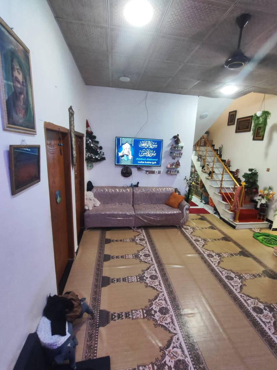 سلام عليكم بيت للبيع سعر البيت 79وبي مجال  بلجزيره بشارع زين العابدين مقابل مدرسه المنهاج الامثل الاهليه مساحه البيت 160متر طابو زراعي اصولي يتكون من غرفتين منام وصاله وستقبال ومطبخ ومناور ثنين وصحيات بناء شخصي سنه البناء 24 سعر البيت حيكون 79 وبي مجال للشراي للاستفسار ***********
