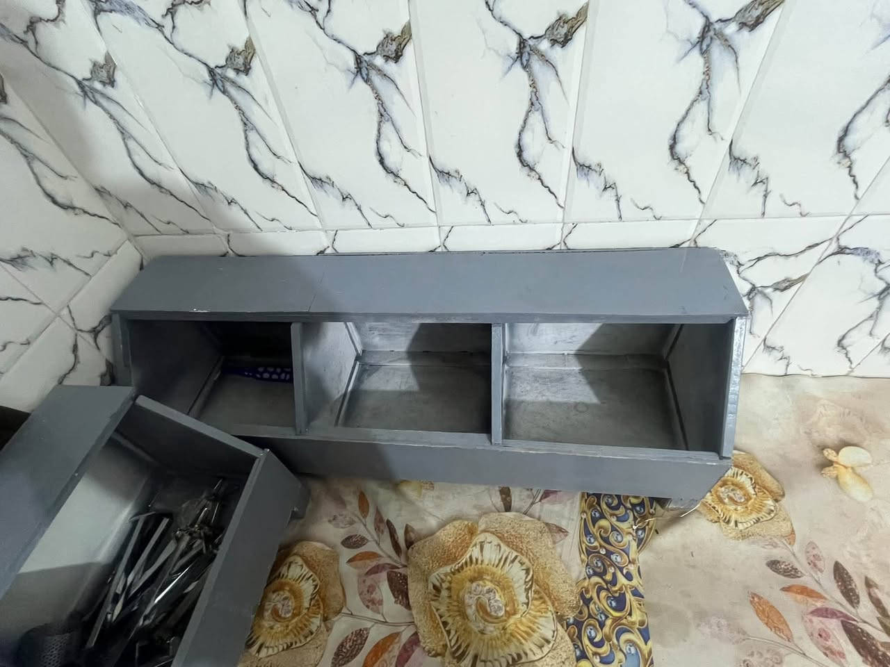 ميز عدد 2
مع 6 رفوف خشب كاملة طول الواحد 3 متر
قيم بما يرضى الله
هاتف:***********

