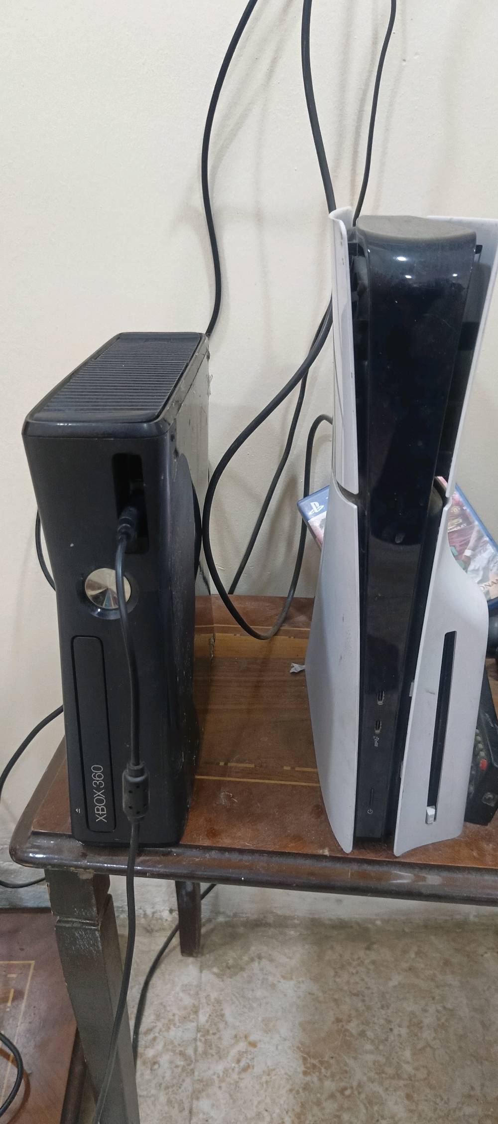 السلام عليكم اكس بوكس 360 سلم مستخدم ونظيف الكفر الخارجي مفتوح للتنظيف فقط يشهد الله ورسولة ونظامة اورورا احدث شيو ذاكرة  250G بي 117 لعبة كول اوف ديوتي جميع اجزائها و GTA5 و بيس 13 وفيفا و wwe17 ورزدنت ايفل 4.... الخ السعر 100 قفل والقرآن الكريم محتاج فلوس اريد اشتري لعبة GTA 6 للبلي 5 الصور موضح كلشي بيهن مكاني بغداد شارع حيفا أو منطقة العلاوي رقمي ***********
ممكن تذكرلي شنو الموديل بالضبط من الإكس بوكس 360؟ يعني سليم/إيليت/أسلات أو شنو؟: 
سلم
اليد اللي مرفقة شغالة زين؟ وهل هي أصلية لو بديلة، وبيها بطاريات/شاحن لو لا؟: 
الجوستك بالباكيت اخذتها والقران الكريم واير سلكي
عده سلك HDMI أو سلك AV ويا الجهاز؟ وشنو الأشياء اللي راح يستلمها المشتري بالضبط ويا البيع؟: 
محولة مالتة الاصلية وكيبل HDMI والجوستك عدد 1
هل الجهاز مجرّب وشغال 100% بدون مشاكل؟ يعني ما بيه حرارة زايدة، صوت عالي، أو تعليق؟: 
احدث نظام اورورا Aurora  ماكو اي حماوة فقط مفتوح الكفر للتنظيف فقط والله العظيم
التوصيل متوفر ببغداد لو بس استلام مباشر من شارع حيفا/العلاوي؟ وهل السعر نهائي لو بيه مجال بسيط؟: 
التوصيل فقط شارع حيفا و العلاوي السعر قفل 100 لان اريد اشتري GTA 6 للبلي 5 مثل ما موضح بالصور