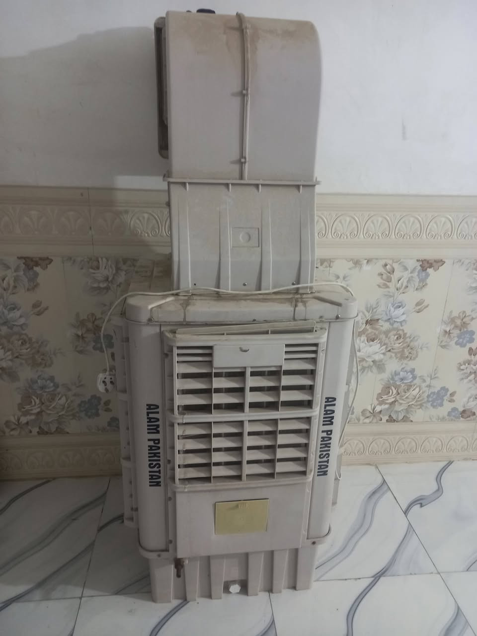 سلام عليكم كونفيره صرعه ثلاث طكات جديده مستخدمه ثلاثه أشهر فقط سعرها (300) ألف . للستفسار (***********)
