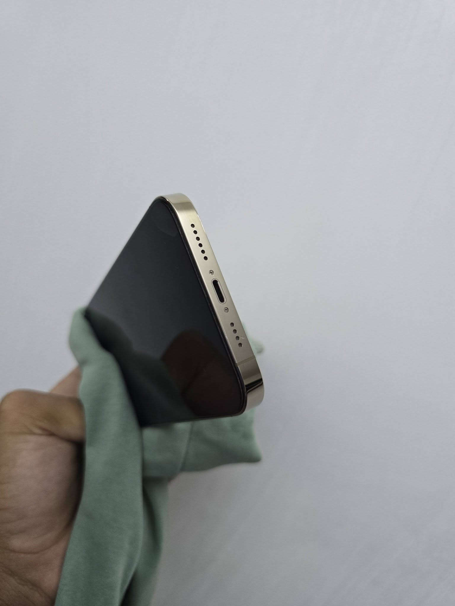 📱 آيفون 14 برو ماكس 256GB
🔋 البطارية 88%
🔄 دورات الشحن: 406
📱 نسخة الشرق الأوسط
🔒 مقفول آيكلاود
✨ نظافة الجهاز مثل المراية
🛠️ الجهاز غير مصلح ولا داخل صيانة
📦 الجهاز فقط
📍 بغداد – البياع
💰 السعر 425 ألف، قفله من الأخير.

السعر نهائي وماكو مجال للتفاوض، إذا السعر ما يناسبك لا تتعب نفسك وتراسلني.
