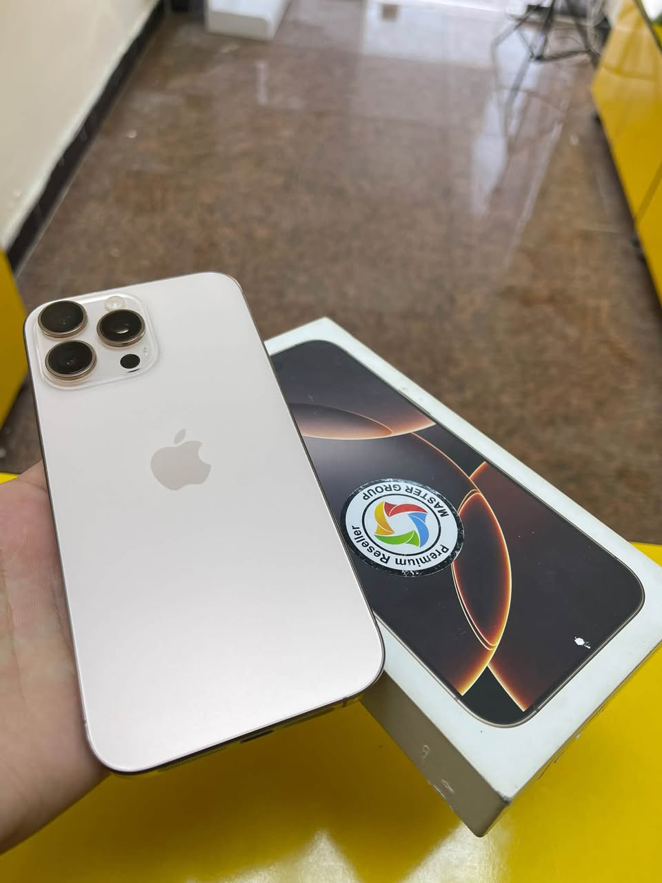 ايفون 16 برو ماكس ذاكره 256 بطاريه 97 ضمان ماستر مكفول نظافه 100% كامل ملحقات كارتون +كيبل الأصليات …. 

وتر بروف ومكفول وافحص وين ميعجبك ضمان الك يعبر هوه من السماعه الجوه من تنفخ لان نظفته من التراب تخلي ايدك ع سماعه وتر وميعبر 

مكاني بغداد الشعب سعره مليون و230 قفل قفل هذه رقمي *********** متواجد اتصال واتساب ☎️
