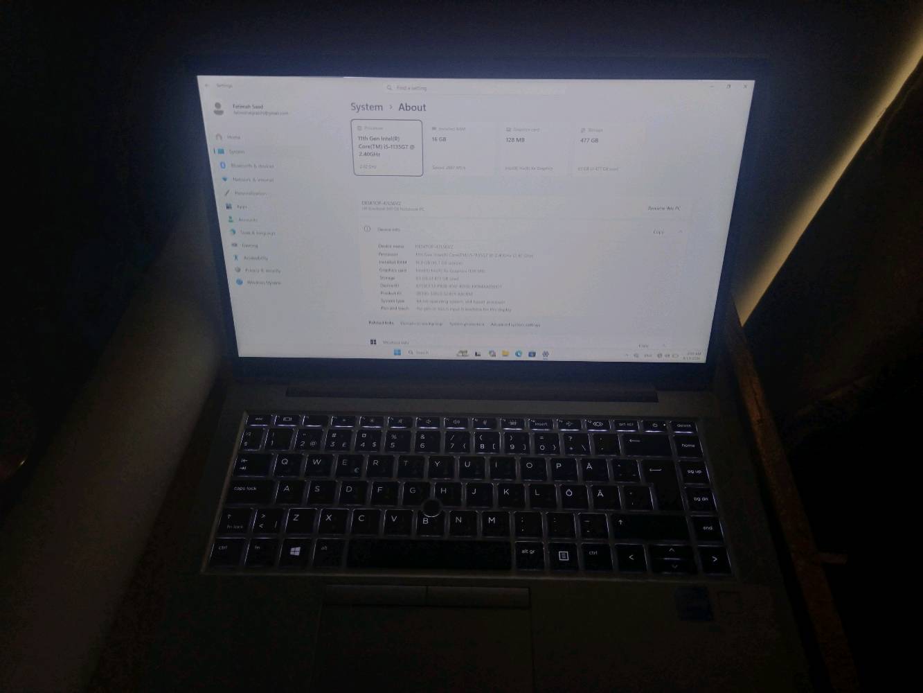 💻 للبيع لابتوب HP EliteBook 840 G8 – بحالة الوكالة (نظافة 99%) 💻
السلام عليكم.. معروض للبيع لابتوب راقي جداً من فئة رجال الأعمال والمحترفين (Business Class)، الجهاز مستعمل قليل جداً وبحالة ممتازة للغاية، نسبة النظافة 99% ومحافظ عليه بشكل تام (بدون أي شخوط أو عيوب). الجهاز مثالي للمهندسين، المبرمجين، الطلاب، وأصحاب الشركات الذين يبحثون عن الأداء العالي والمتانة.

⚙️ المواصفات:
- المعالج (Processor): جيل حادي عشر متطور من نوع Intel Core i5-1135G7 بسرعة أساسية 2.40 GHz وتصل إلى 2.42 GHz. يوفر كفاءة عالية وسرعة فائقة في معالجة البيانات والبرامج الضخمة.
- الذاكرة العشوائية (RAM): بسعة 16 GB. تضمن لك سلاسة تامة في التنقل بين البرامج وتشغيل مهام متعددة بنفس الوقت بدون أي بطء أو تعليق.
- ذاكرة التخزين (Storage): هارد فائق السرعة بسعة 512 GB SSD. يمنحك مساحة ممتازة لحفظ ملفاتك، مع سرعة إقلاع وتشغيل للنظام والبرامج خلال ثوانٍ معدودة.
- كرت الشاشة (Graphics): Intel Iris Xe Graphics بذاكرة مخصصة تبلغ 128 MB VRAM (ويأخذ بشكل تلقائي من الرام عند الحاجة لرفع الأداء). كرت مدمج ذكي وقوي، قادر على تشغيل برامج التصميم والمونتاج، وممتاز للمهام الرسومية والألعاب المتوسطة بكفاءة عالية.
* النظام: يعمل بنظام ويندوز 11 الأصلي المستقر، ومعرّف بالكامل وجاهز للاستخدام مباشرة.

✨ تفاصيل مهمة:

   1. حالة شبه جديدة: الجهاز نظيف جداً وكأنه خارج من الكارتون، ومحافظ على كامل رونقه ونظافته الخارجية والداخلية.
   2. متانة السلسلة: فئة الـ EliteBook معروفة عالمياً بهيكلها المعدني القوي المصنوع من الألمنيوم وخفة وزنها، مع عمر بطارية طويل يتحمل ساعات العمل الطويلة.
   3. أداء معاصر: مواصفات حديثة تلبي كافة متطلبات العمل والدراسة الحديثة لسنوات قادمة.

- ملاحظة للمصداقية: الجهاز تم شراؤه جديداً قبل فترة قصيرة جداً وبسعر 750 ألف دينار، والبيع الآن بداعي الحاجة السريعة وتم كسر السعر بشكل كبير جداً قياساً بنظافته ومواصفاته الحديثة.
- السعر المطلوب: 450 ألف دينار عراقي (السعر ثابت نهائي غير قابل للتفاوض).
- للتواصل والاستفسار (واتساب): ***********