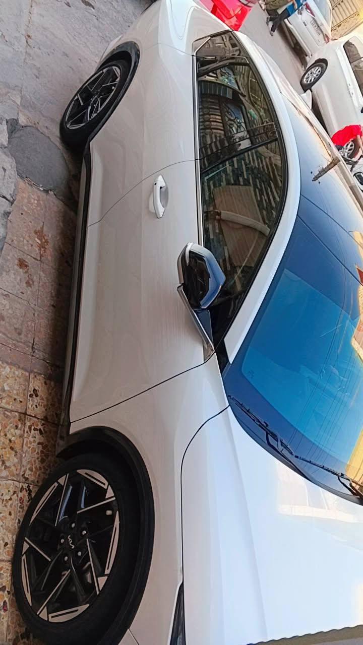 سلام عليكم كي 4 موديل 25 وارد امريكي ضربتها بدون داخل جاملغ اليمنه والباب السائق بيه بارد فول مواصفات محرك 2000 دوش كير اي تي 
*********** بغداد
