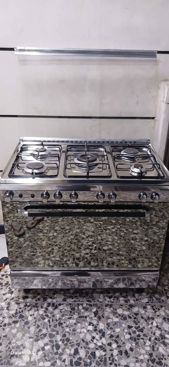 طباخ ايطالي نضيف كهربائياته شغالة نار عاليه وزركة السعر ١٦٥ مكان حي الجهاد واتساب *********** بغداد, العراق

نص مكتوب في الصور:
- Galaxy A17