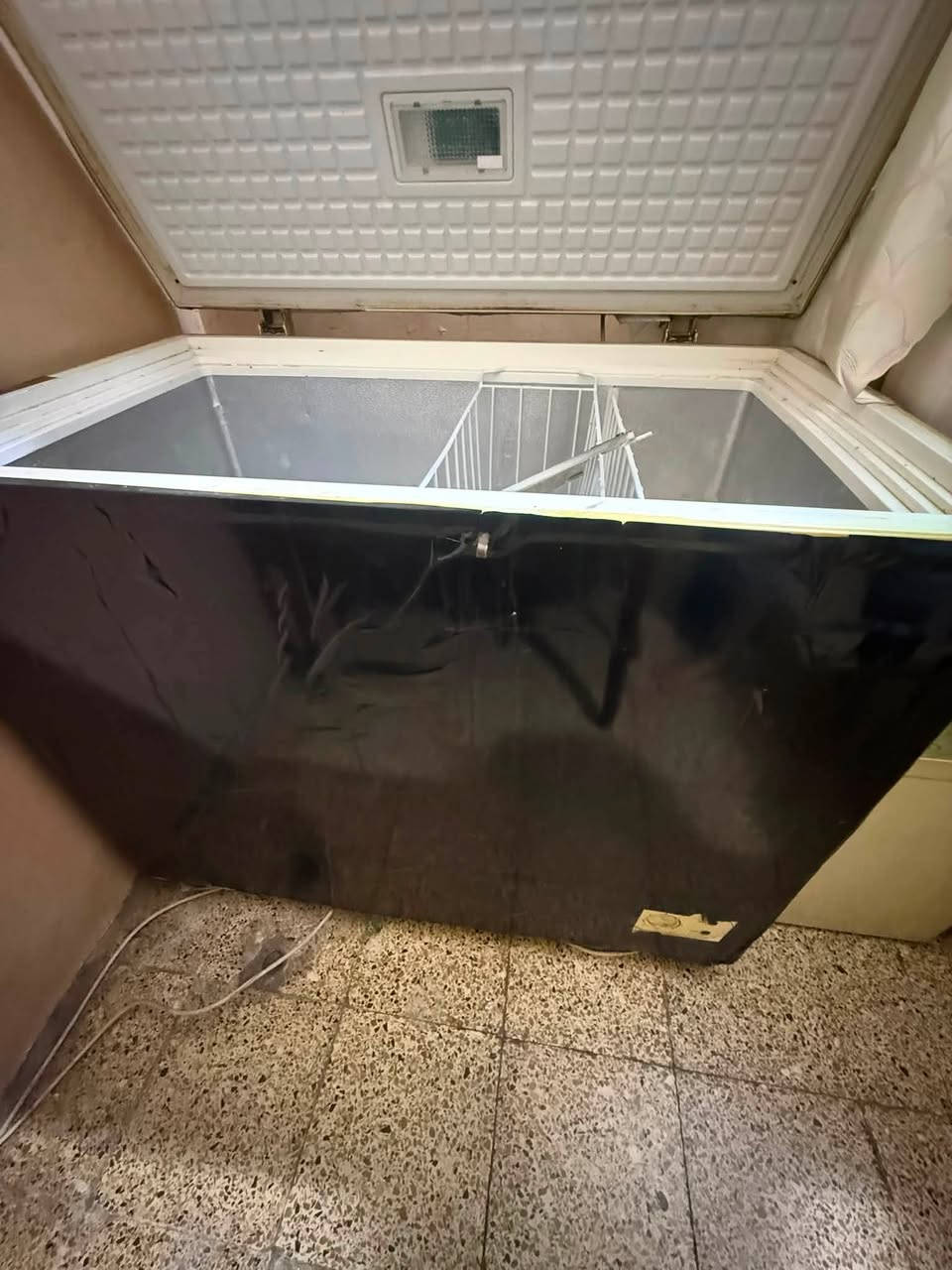‏مجمد للبيع حجم وسط عاطل بيه مأطور لبيع 100 الف العنوان السيديه مجمع 6 شقق ***********
