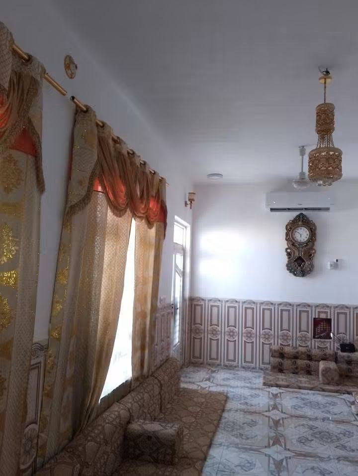 السلام عليكم 
بيت للبيع في حي الحكيم الثانيه 
قرب حسينه ام البنين 
المساحه (420 متر) على شارعين البيت
يتكون من غرف العدد2
وصاله
واستقبال واسع مع طارمه معزولة عن البيت
للاستفسار الاتصال على الرقم 
***********
***********
