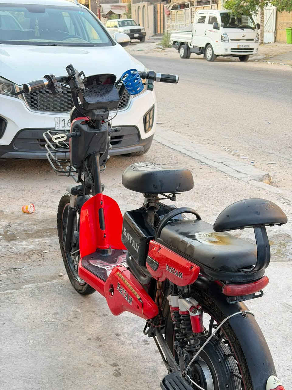 دراجة شحن الريان حجم ٢٠ عدد البطاريات ٤تحتوي على سويجين ودبلات خلفية واشارات يمنة ويسرة بس الاشارة اليسار مكسورة تصليحها ما يكلف تصليحها ١٠ الاف ولكن اليمين شغالة تثبيت سرعة وتحتوي على ٤ نمر سرعة . هورن السرعة القصوى للدراجة ٩٠ العنوان حي أور قرب حسينية المصطفى السعر ٢٠٠ الف وبيهه مجال للطيبين الرقم ***********
