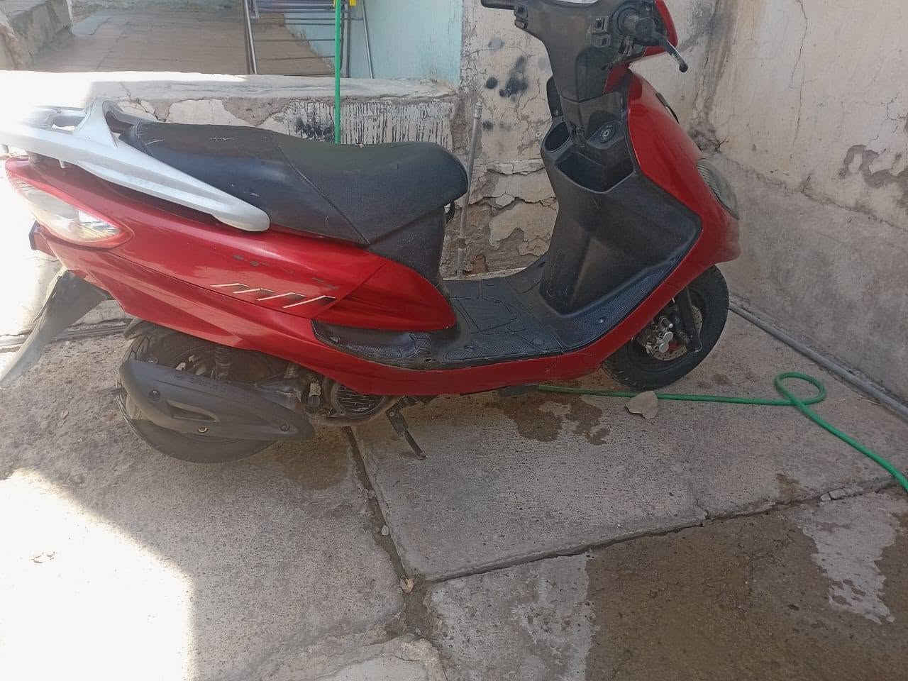 السلام عليكم دراجه سايم ابو عيون للبيع كله شغال صلف كهربائيات كله شغال مكينه فول نعومه مابيهه اي نقص دراجه حيل نضيفه بمعنى الكلمه بدوون اورااااق
السعر. 550 او بي مجال قليل للشراي 
العنوان داخل الرمادي 
رقم الهاتف. ***********
