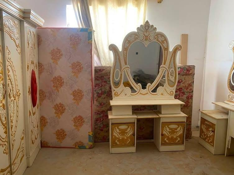 السلام عليكم غرفتين حلوات الله شاهد طبعن الغرف جابوهن صعدوهن فوك او تركوهن الغرف بل واقع احله اذا اشوفهوهن احله من التصوير  طبعن السعر،،، ❤️❤️ مليون او ربع،، او بيهن مجال حبايب المكان حله شارع 80 او متواجد وتساب حبايب ***********،،او بيهن مجال تدللون
